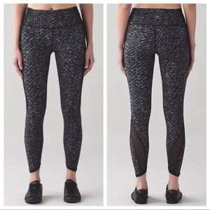 Lululemon Featherlight Tight in Iridescent Multi Black Print‎ Mesh size 6